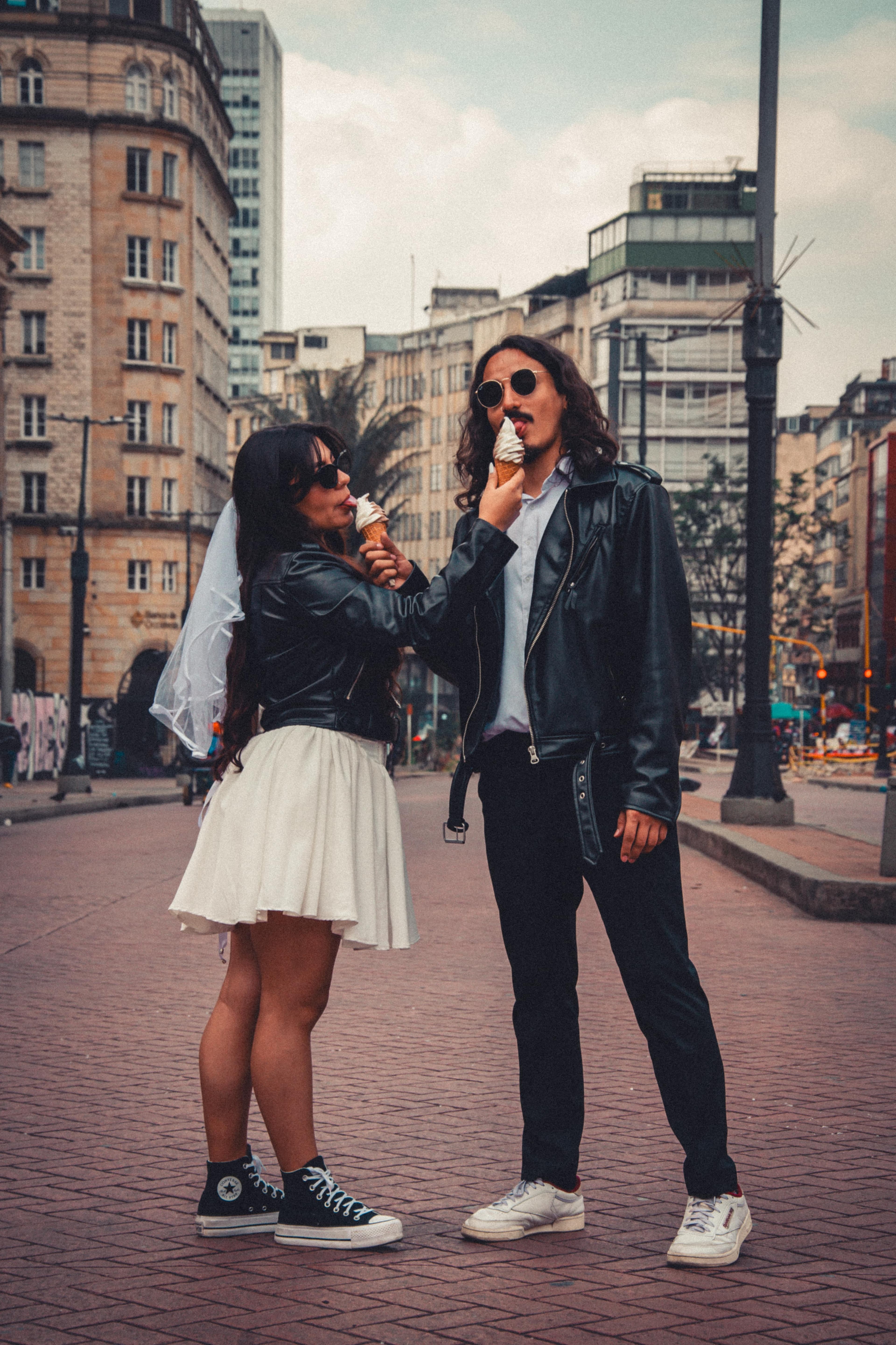 Una pareja de novios comiendo helado